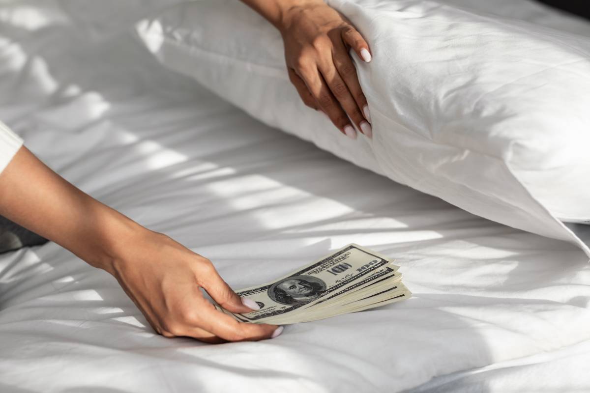 деньги под подушкой