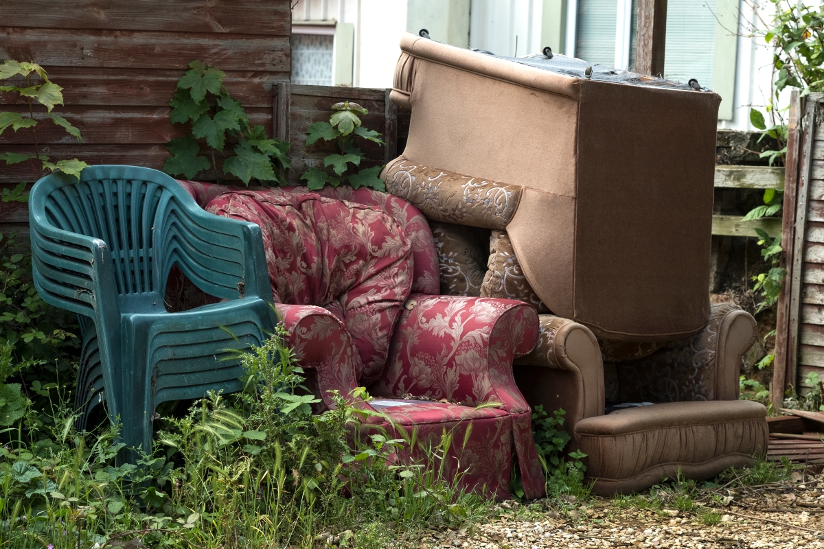 Можно ли вынести диван на мусорку во дворе